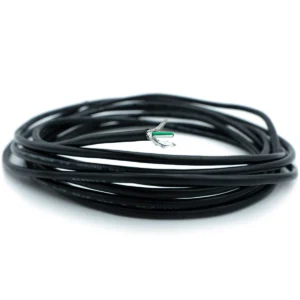 Câble USB 2.0 tressé blindé 28 AWG 3,2 mm Câble USB 2.0 tressé noir spiralé, 28 AWG (3,2 mm) avec extrémités apparentes laissant voir le cœur en cuivre et les couches isolantes.