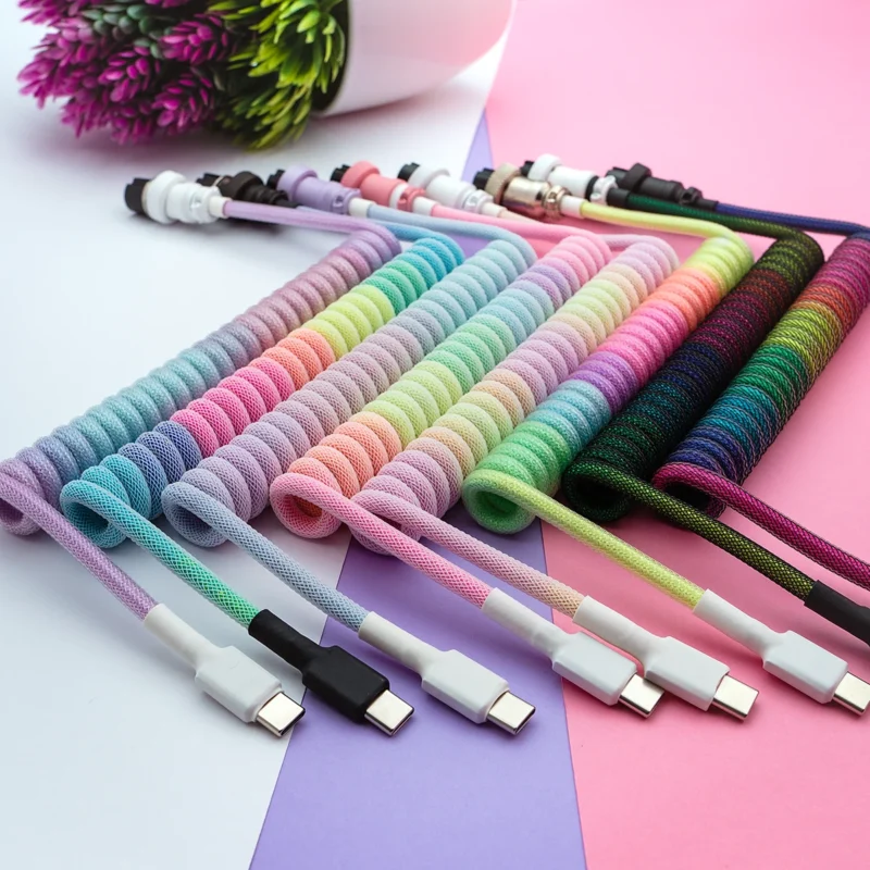Abgewinkelte Regenbogenkabel USB C Spule Vielfalt Farbenfrohe Tastaturkabel mit verschiedenen Spulenlängen, abnehmbaren USB-C- und Micro-USB-Anschlüssen und strapazierfähigem Geflecht für mehr Flexibilität.
