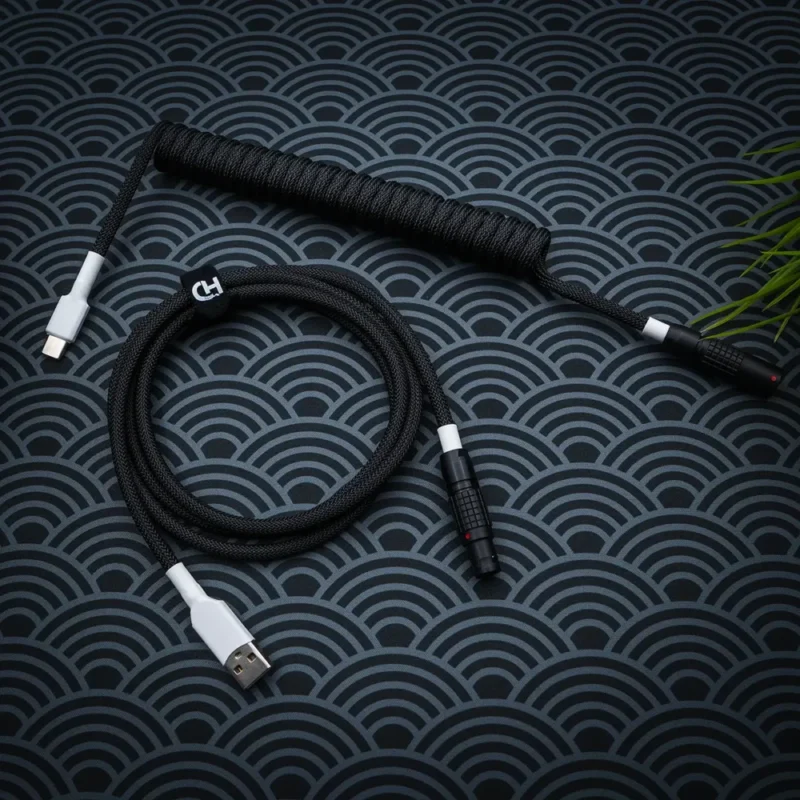 Câble spiralé noir USB-C GX16 Câble de clavier GMK Wob élégant avec tresse paracord noire, section spiralée, connecteurs USB-C et aviator, garantissant durabilité et finition soignée.