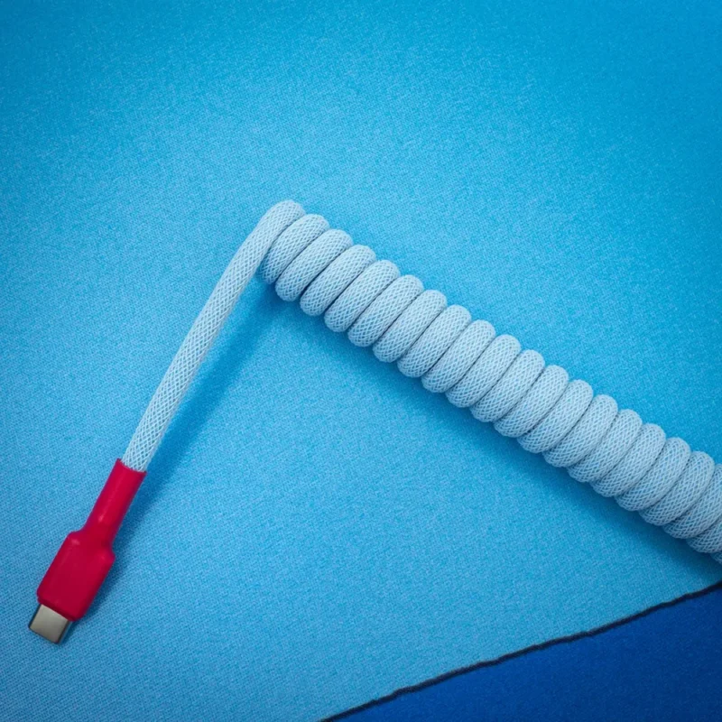 Câble spiralé bleu USB-C avec connecteur rouge coudé Câble spiralé personnalisé pour clavier avec connecteur USB-C, doté d'une finition élégante en paracorde blanche et de touches de rouge vif pour une touche stylée.