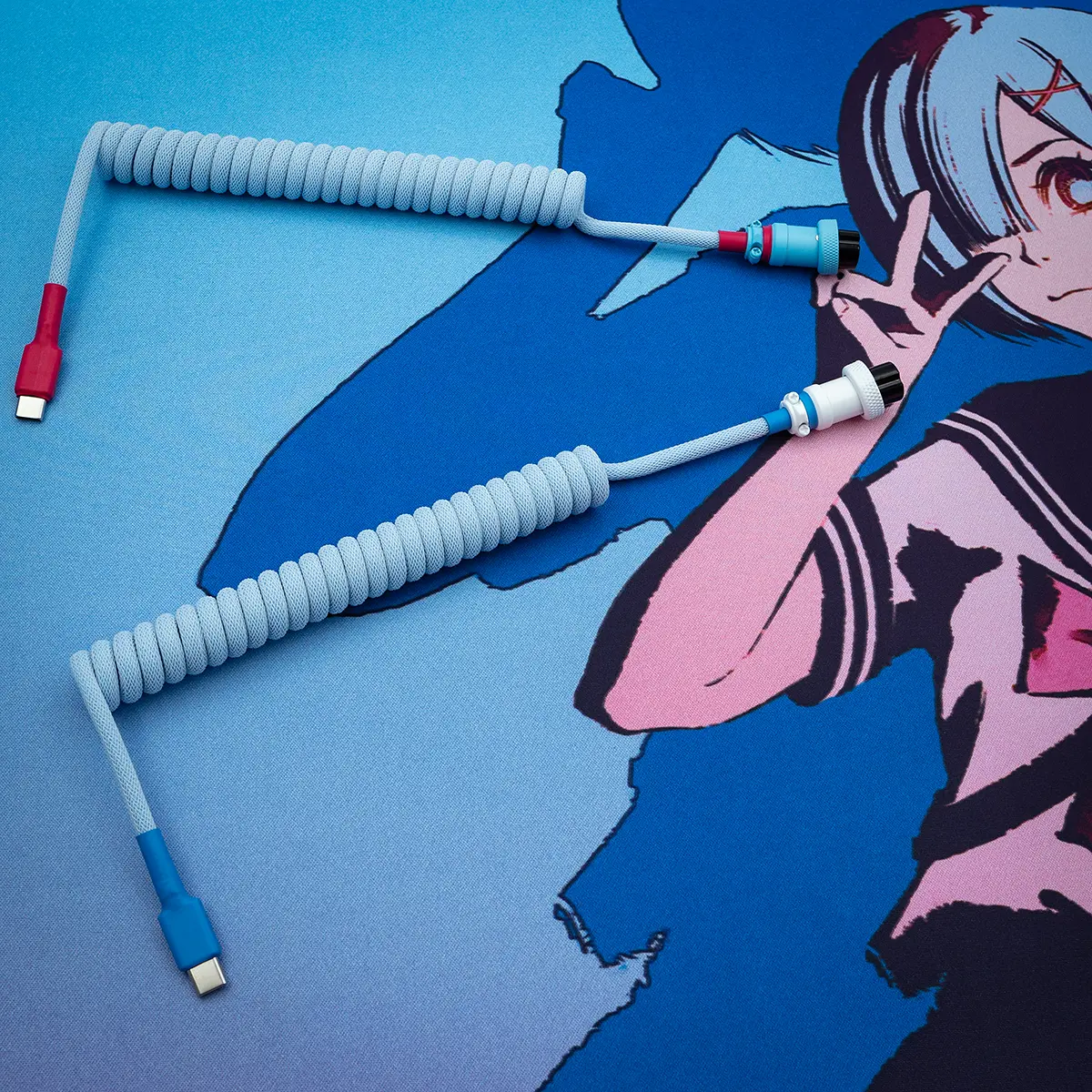 Blaues Spiralkabel USB C Anime Matte Overhead Gewickeltes Tastaturkabel in Blau mit roten und weißen Anschlüssen. Zu den Merkmalen gehören ein USB-C-Ende und ein Pilotenanschluss