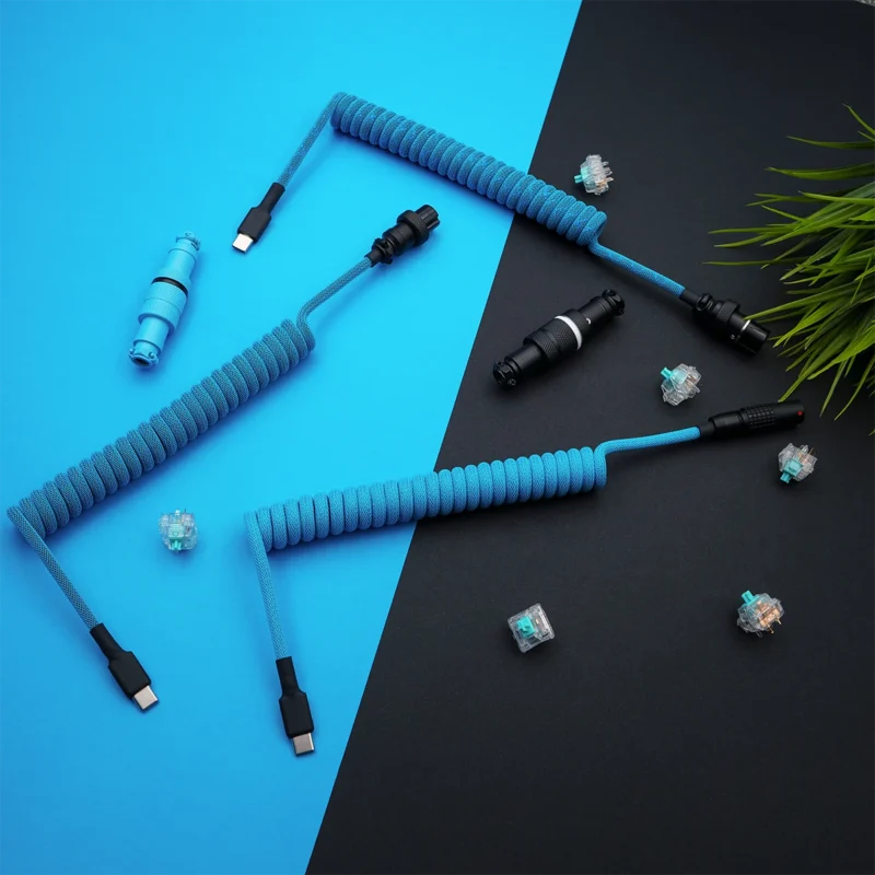 Blaues Spiralkabel USB C Overhead-Schalter Hellblaue, gewickelte Tastaturkabel verfügen über USB-C- und AVIATOR-Anschlüsse. Das Paracord-Finish und die abnehmbaren Stecker sorgen für Langlebigkeit und Stil.