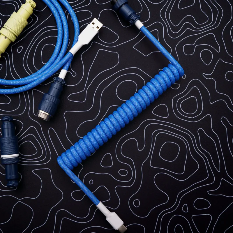 Blaues Spiralkabel USB C topographische Matte Maßgeschneidertes blaues Spiral-Tastaturkabel mit USB-C-Anschluss, strapazierfähigem Paracord-Geflecht und abnehmbaren Steckern für Flexibilität und Stil.