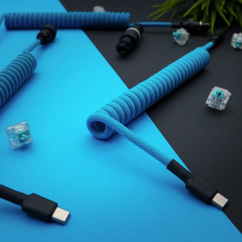 Blaues gewickeltes USB-C-Kabel mit abgewinkeltem Schuss Maßgeschneidertes Tastaturkabel mit leuchtend blauer Paracord-Umwicklung, Spiralsektion, geradem USB-C-Ende und hochwertigen Anschlüssen, die die Ästhetik Ihres Setups verbessern.