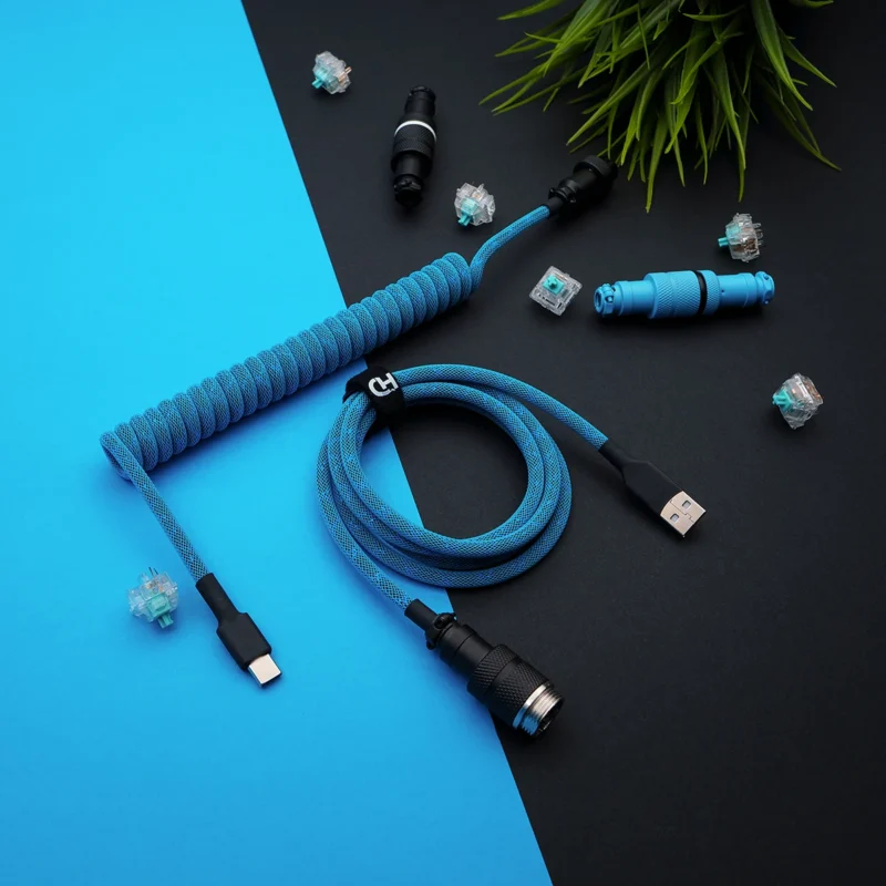 Blaues gewickeltes USB-C-Kabel über Kopf gx16 Blaues Paracord-Spiralkabel mit USB-C- und Pilotensteckern. Verfügt über eine glatte Oberfläche, ein hervorragendes Geflecht und abnehmbare Stecker für benutzerdefinierte Tastaturen.