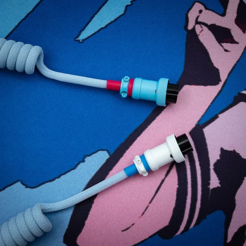 Câble spiralé bleu rose avec connecteur coudé gx16 Câble pour clavier GMK Oni personnalisé, avec un cordon paracord texturé blanc et bleu, des connecteurs aviateur détachables et un design élégant en spirale.