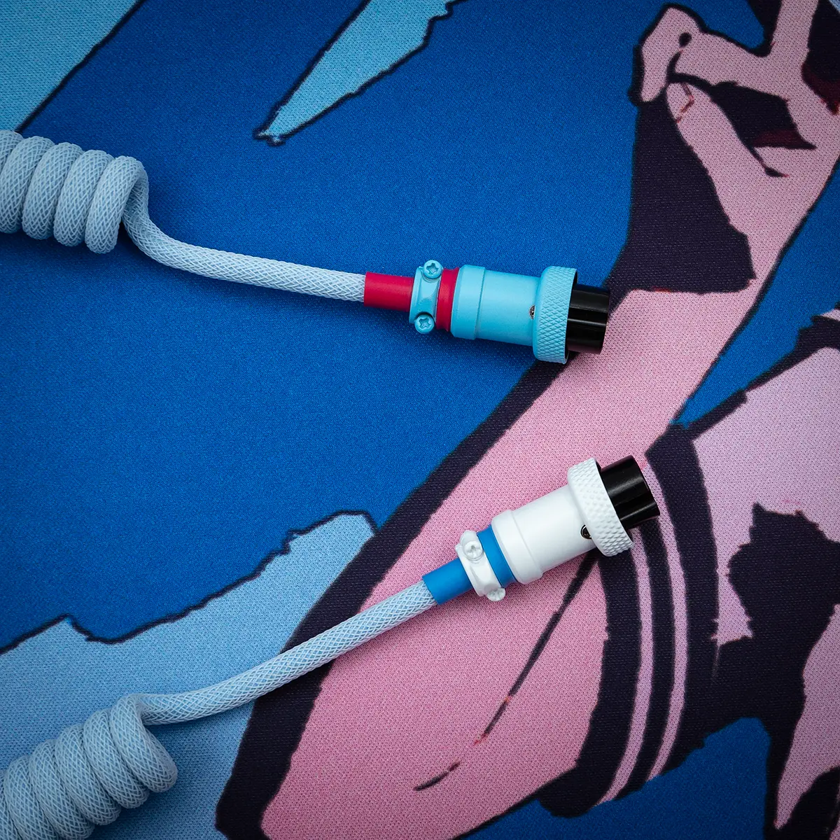 Blau-rosa Spiralkabel abgewinkelter gx16-Stecker Kundenspezifisches GMK Oni-Tastaturkabel mit strukturiertem weißem und blauem Paracord, abnehmbaren Pilotensteckern und einem eleganten Spulendesign.