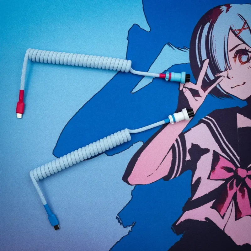 Câble spiralé bleu et rouge avec fiche GX16 Câble de clavier personnalisé avec un design spiralé bleu clair, connecteurs USB-C et aviateur, rehaussé de couleurs rouge et bleu, avec une finition tressée thermorétractable.