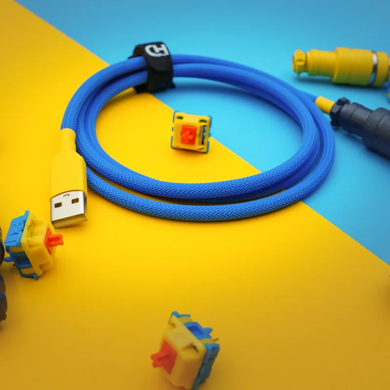 Blau Gelb USB-Kabel Overhead-Schalter Hellblaues Custom-Keyboard-Kabel mit gelbem USB-Anschluss, strukturiertem Paracord-Geflecht und abnehmbaren Steckern, ideal für personalisierte Setups.