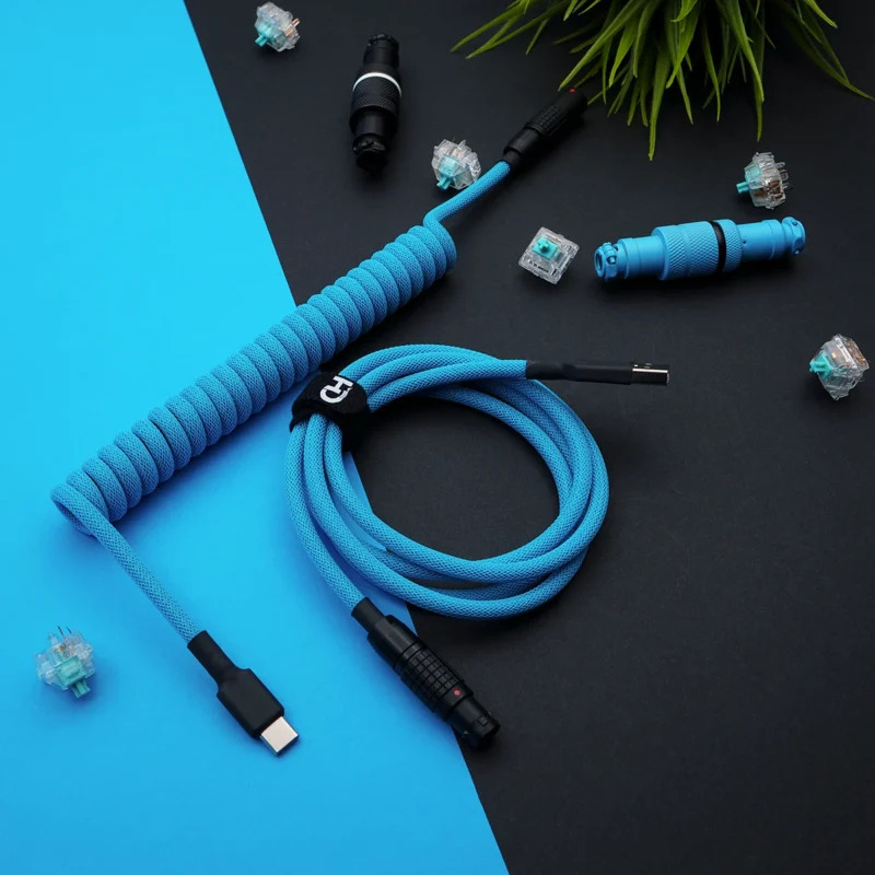 Hellblaues Spiralkabel USB C Overhead Kundenspezifisches blaues GMK Pulse-Tastaturkabel mit spiralförmigem Design, USB-C- und Pilotensteckern, hochwertigem Paracord und schlankem Geflecht für Langlebigkeit.