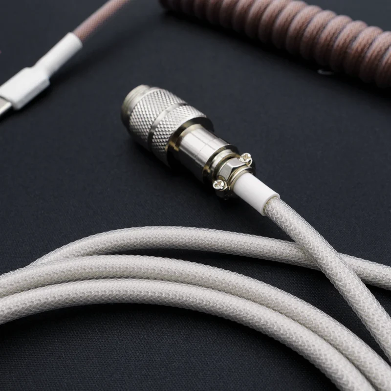 Braunes Kabel mit abgewinkelter Ansicht gx16 Stecker Spezielles braunes Evoli-Tastaturkabel mit einem robusten CNC-Pilotenstecker aus Metall, strukturiertem, geflochtenem Paracord und Kühlschlangendesign für Flexibilität.