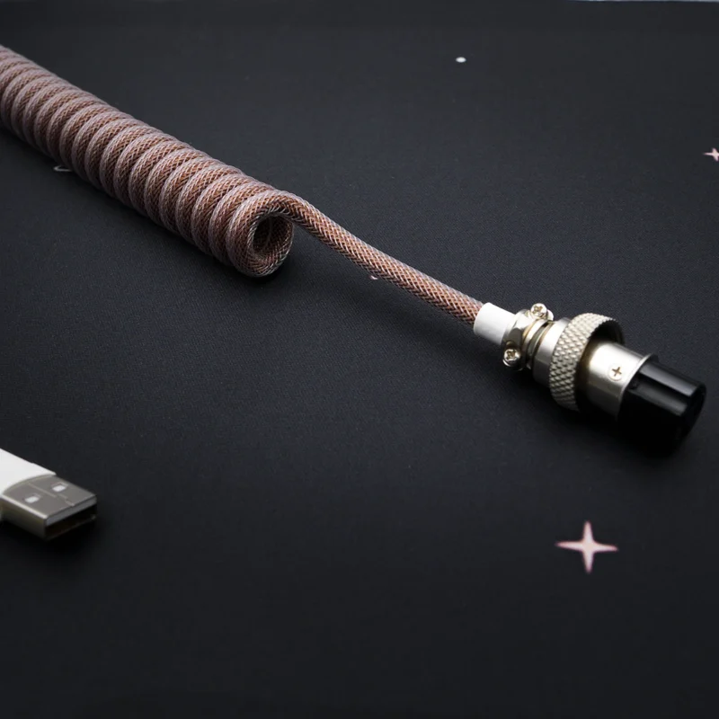 Braunes Spiralkabel abgewinkelter Pilotenstecker Braunes Tastaturkabel mit robustem Paracord, abnehmbarem Pilotenstecker und hochwertigem Schrumpfschlauch für ein stilvolles und funktionales Setup.
