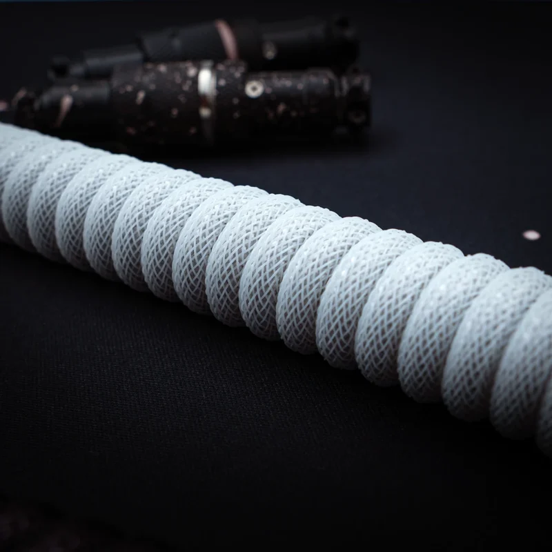 Spiralförmiges weißes Kabel mit abgewinkelter Ansicht Flieger Spiralförmiges Tastaturkabel mit schlankem weißem Paracord-Design, hochwertigem Geflecht und CNC-Metallsteckern, die für USB-C- und Pilotenstecker geeignet sind.