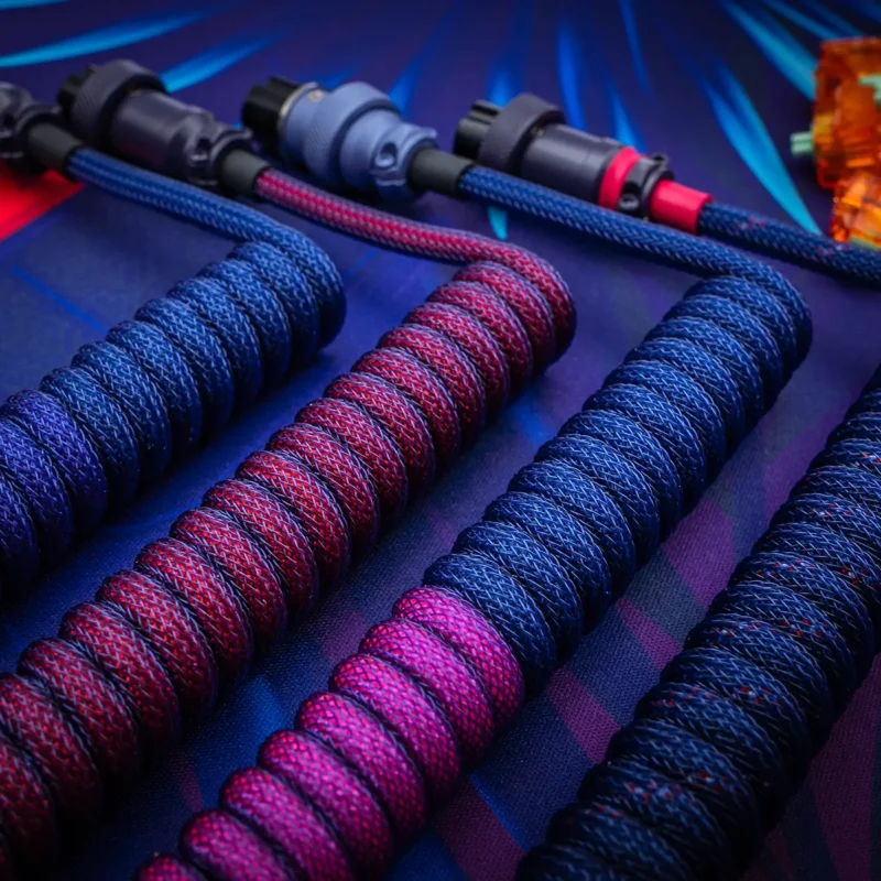 Bunte Spiralkabel für Pilotensteckverbinder Maßgeschneiderte Tastaturkabel mit lebendigem Paracord-Geflecht in Rot, Blau und Lila. Verfügt über abnehmbare Anschlüsse in verschiedenen Ausführungen für Vielseitigkeit.