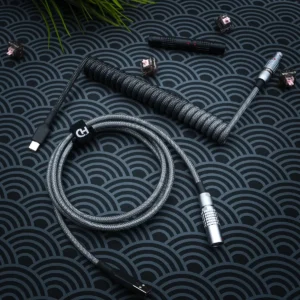 Dunkelgraues Spiralkabel über Kopf lemo wie Dunkelgraues Tastaturkabel im Spiraldesign
