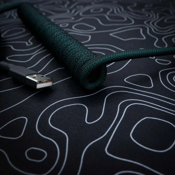 Ein elegantes grünes Spiralkabel für die Tastatur mit geflochtener Oberfläche und USB-Anschluss, ideal für benutzerdefinierte Setups und hochwertige Konnektivität.