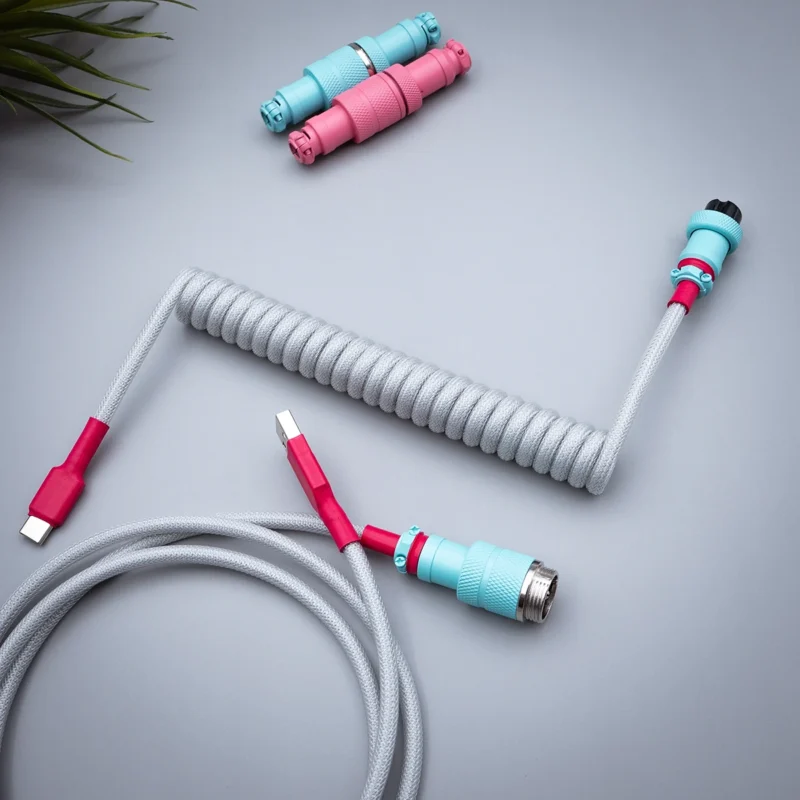 Graues Spiralkabel USB C Blau Flieger Overhead Gewickeltes GMK Modern Dolch Tastaturkabel mit USB-C- und Pilotensteckern. Stilvoller grauer Techflex mit rosa und blauen Akzenten für ein elegantes Finish.