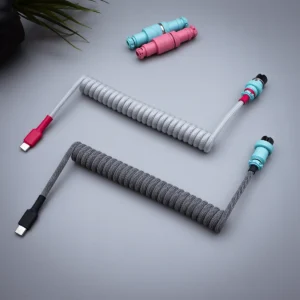 Graue Spiralkabel über USB-C-Anschlüsse Spiralkabel für die Tastatur in Grau und Metallic-Ausführung