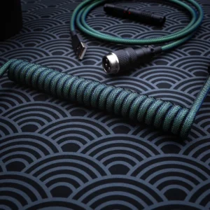 Câble spiralé vert connecteur gx16 aérien Câble de clavier vert spiralé avec fonctionnalités phosphorescentes, connecteurs USB et aviator, gaine tressée Techflex et boîtier métallique CNC de haute qualité pour une durabilité accrue.