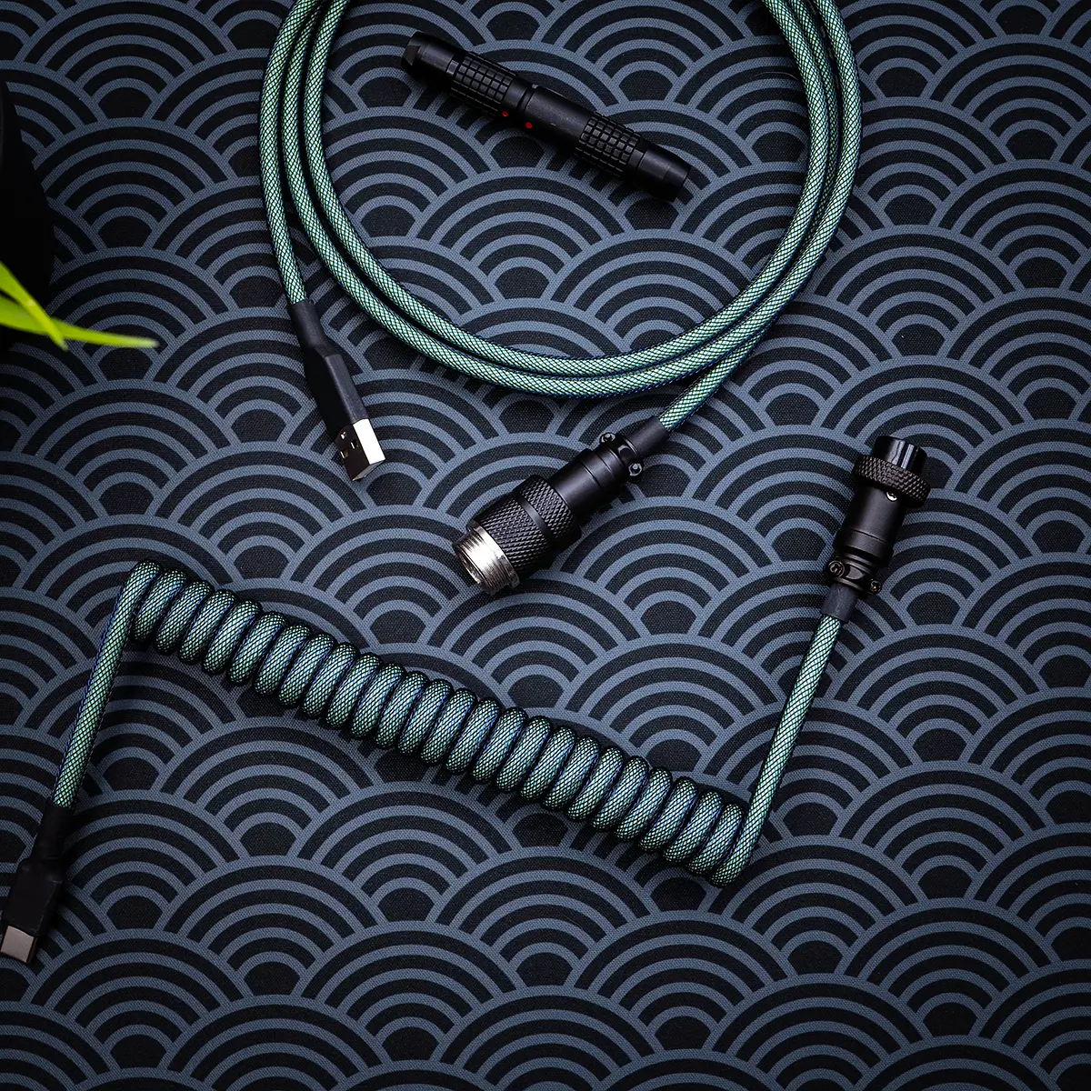 Grünes Spiralkabel über dem Pilotenmuster Stilvolles, im Dunkeln leuchtendes, grünes, leuchtendes Tastaturkabel mit spiralförmigem Design, USB-C-Anschluss und hochwertigem geflochtenem Paracord für Langlebigkeit.