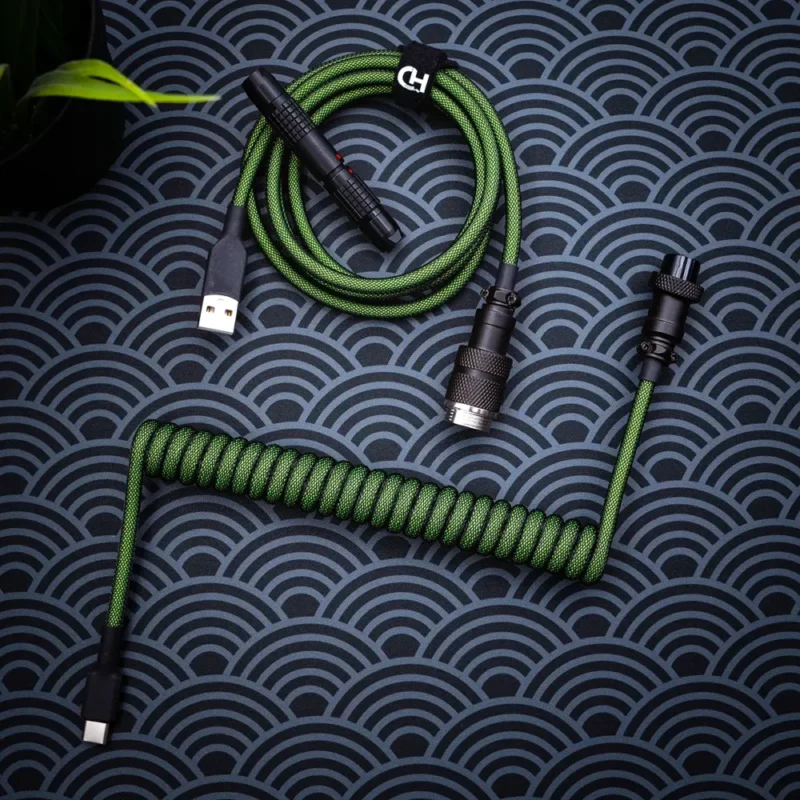 Câble de clavier vert personnalisé avec un design spiralé, des connecteurs USB-C et aviator, une texture paracord durable et un boîtier métallique CNC de qualité.