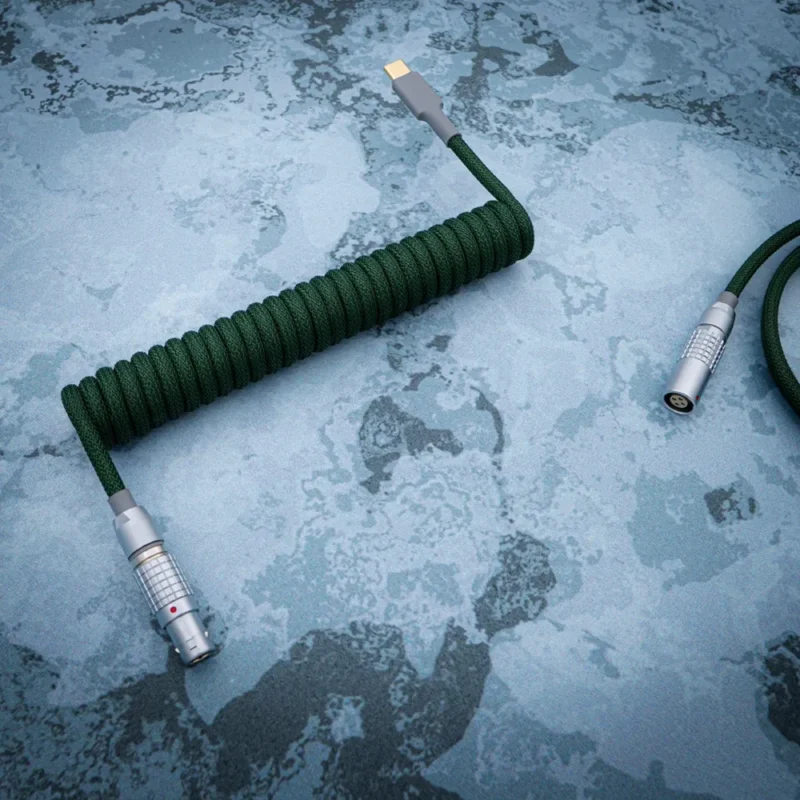 Câble spiralé vert USB-C, vue de dessus, type Lemo Câble de clavier vert en paracorde spiralé avec connecteurs USB-C et aviateur, réputé pour son tressage durable et son boîtier métallique CNC de haute qualité.