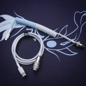 Light blue coiled cable overhead usb c Câble de clavier personnalisé doté d’un design enroulé dans une palette de couleurs bleu et gris doux. Comprend des connecteurs USB-C et aviateur avec un tressage durable et une finition de qualité.