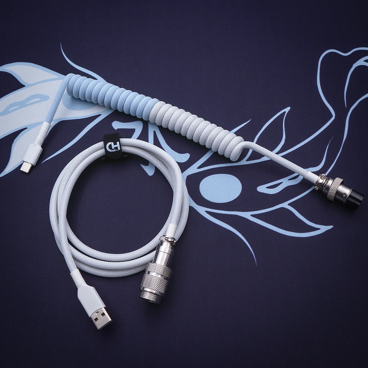 Light blue coiled cable overhead usb c Câble de clavier personnalisé doté d’un design enroulé dans une palette de couleurs bleu et gris doux. Comprend des connecteurs USB-C et aviateur avec un tressage durable et une finition de qualité.