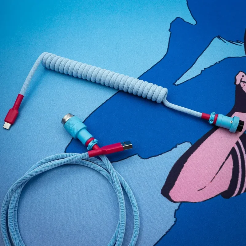 Câble spiralé bleu clair USB-C, vue de dessus 1 Câble pour clavier GMK Oni personnalisé, avec un design spiralé et une section droite, des connecteurs USB-C et aviator, et une finition paracord bleu vif.