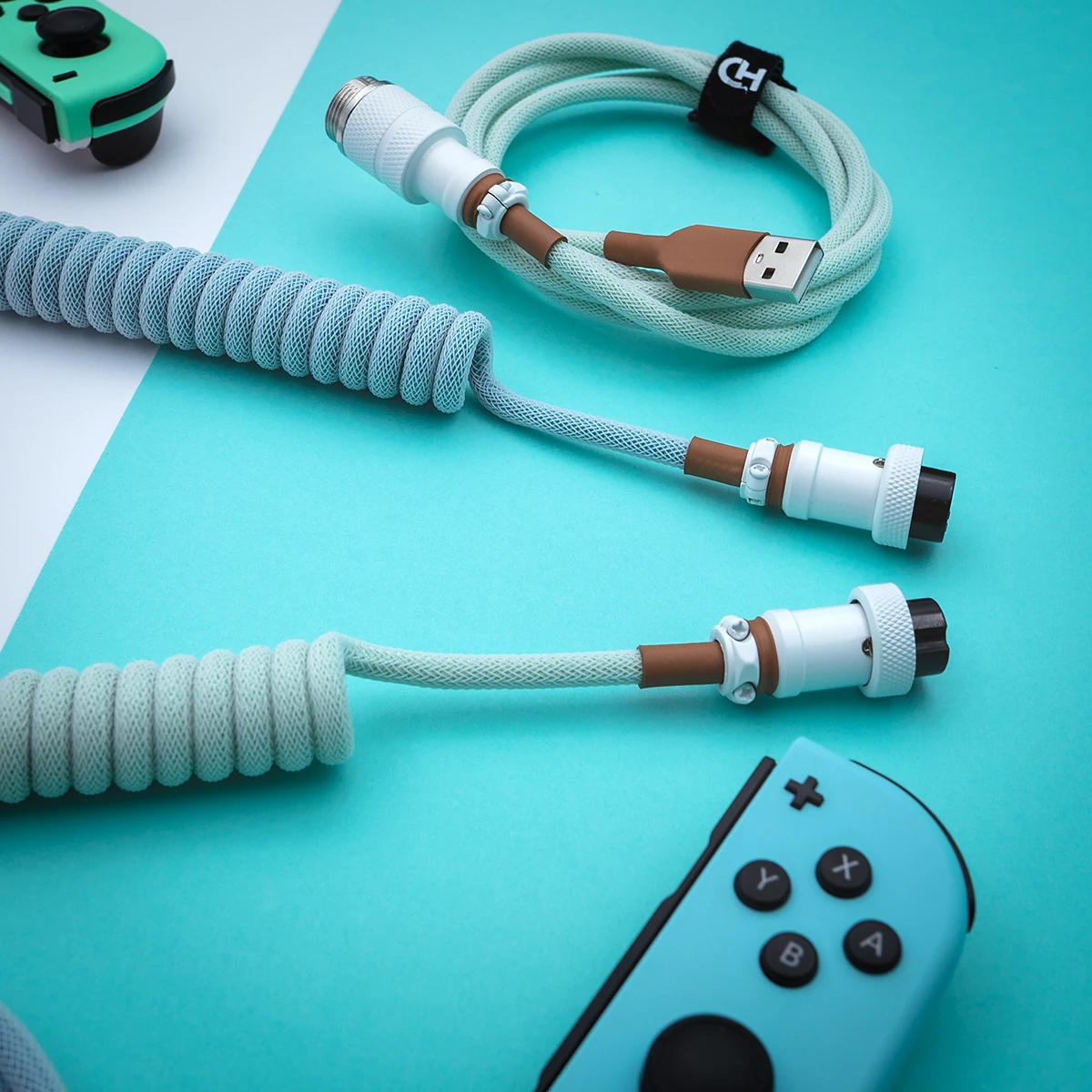 Mintblaues Spiralkabel USB Aviator Overhead Das gewickelte PBT Islander-Tastaturkabel verfügt über ein strukturiertes mintfarbenes und braunes Paracord-Design mit USB-C- und GX16-Anschlüssen für eine stilvolle, langlebige Verbindung.