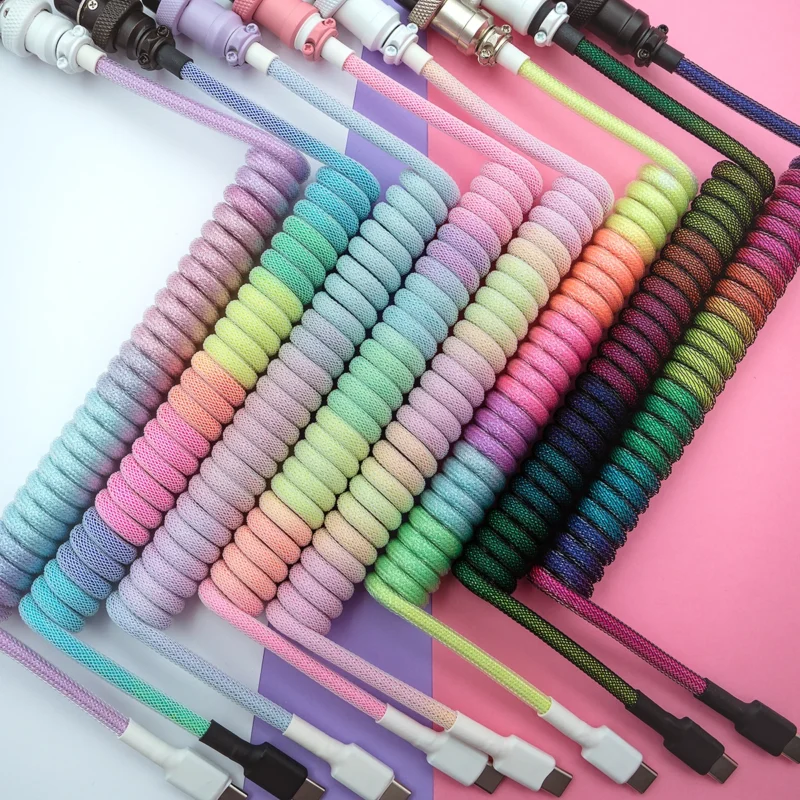 Pastellfarbene Regenbogen-Spiralkabel über USB C Lebendige regenbogenfarbene Tastaturkabel mit strukturiertem Paracord, verschiedenen Anschlüssen (USB-C, Aviator) und einem schlanken CNC-Metallgehäuse für Langlebigkeit.