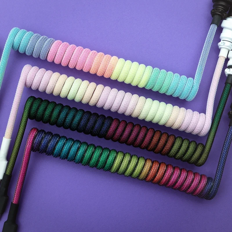 Pastellfarbene Regenbogen-Spiralkabel von oben Bunte, benutzerdefinierte Tastaturkabel mit unterschiedlichen Spulenlängen und Texturen, mit USB-C- und Pilotenanschlüssen. Strapazierfähiges Paracord-Finish unterstreicht den Stil.