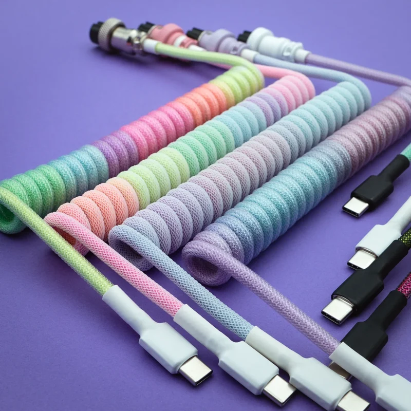 Pastellfarbene Regenbogen-Spiralkabel USB C Winkel Lebendige Regenbogen-Tastaturkabel mit einer Mischung aus geflochtenen Texturen, abnehmbaren USB-C-Anschlüssen und hochwertigem Schrumpfschlauch, perfekt für benutzerdefinierte Setups.