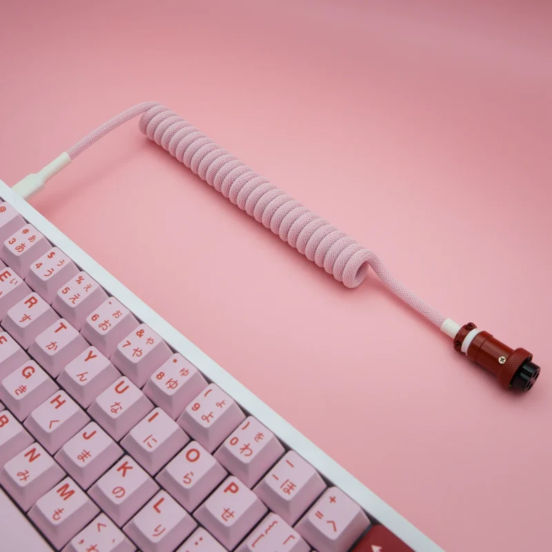 Rosa Spiralkabel gx16 abgewinkelt Ein rosafarbenes Tastaturspiralkabel mit weichem Paracord-Finish und abnehmbarem Pilotenstecker für flexible Verbindungen.