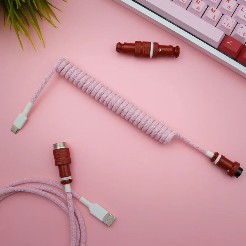 Rosa Spiralkabel USB C Draufsicht Spezielles Tastaturkabel mit rosa Paracord-Spiralsektion, USB-C und abnehmbaren Pilotenanschlüssen für Flexibilität und Stil. Hochwertige Verarbeitung.