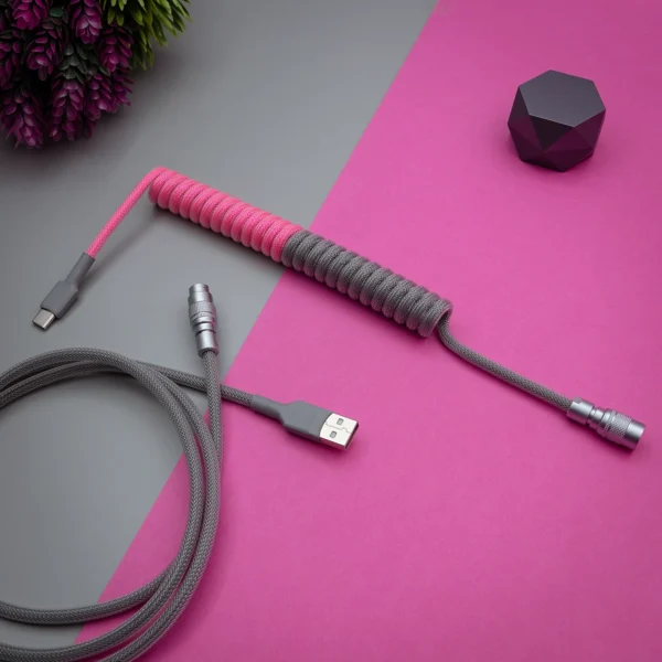 Rosagraues Spiralkabel USB C Winkelaufnahme Gewickeltes Tastaturkabel mit rosa und grauem Paracord