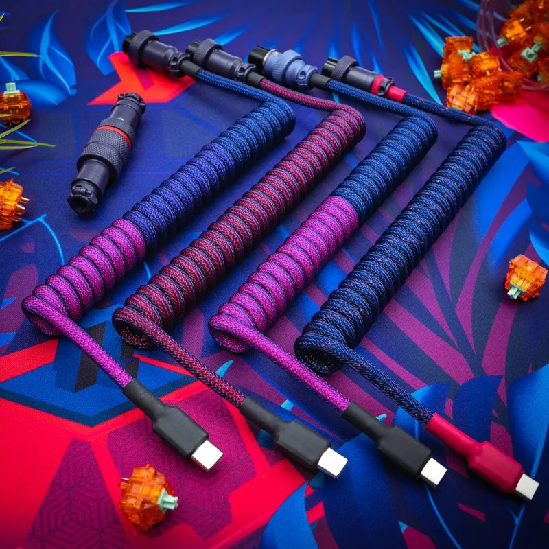 Lila blau Spiralkabel über USB C 1 Vier benutzerdefinierte Tastaturkabel mit lebendigem Paracord- und Techflex-Geflecht werden ausgestellt. Jedes Kabel verfügt über einen Spiralabschnitt, flache Steckerenden (USB-C und Micro-USB) und abnehmbare Stecker für eine einfache Handhabung.