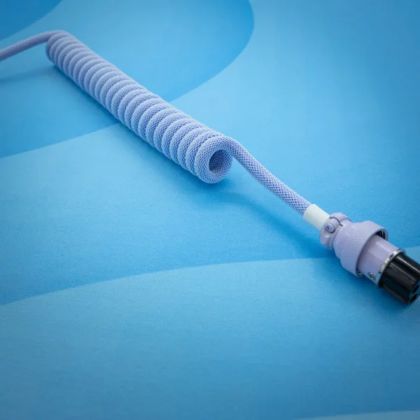 Lila Spiralkabel Ein zartes, violettes, gewickeltes Tastaturkabel mit glatter Oberfläche, einem robusten Pilotenstecker und einem detaillierten Paracord-Geflecht für Langlebigkeit.