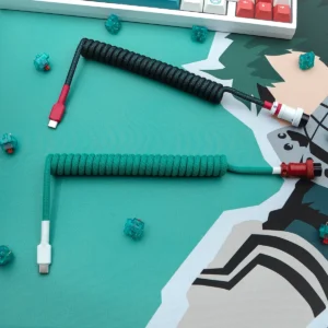 Blaugrün schwarze Spiralkabel USB C Draufsicht Ein leuchtend grünes, gewickeltes Tastaturkabel mit USB-C-Anschluss und abnehmbarem Pilotenstecker