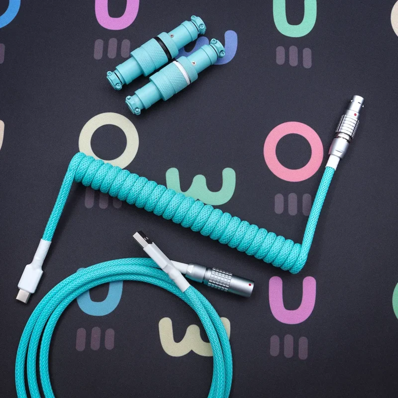 Blaugrünes Spiralkabel Freileitungs-Lemo-Steckverbinder Spezielles blaugrünes Tastaturkabel mit einem Spiralabschnitt, einem geraden USB-C-Ende und abnehmbaren Pilotenanschlüssen für Vielseitigkeit. Hochwertige Flechtungen erhöhen die Haltbarkeit.