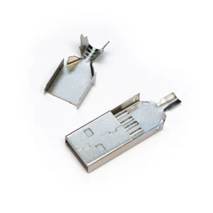 Zu sehen ist ein zerlegtes USB 2.0 Typ A - Lötsteckergehäuse, dessen obere und untere Metallhälften auf weißem Hintergrund getrennt sind.