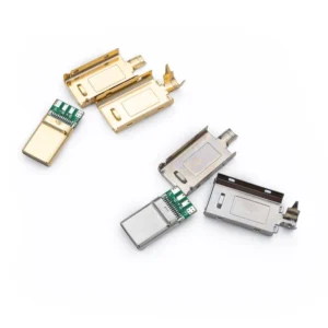 Vier demontierte USB Typ C 2.0 Steckverbinder mit Metallgehäusen und freiliegenden Platinen sind auf weißem Hintergrund angeordnet.