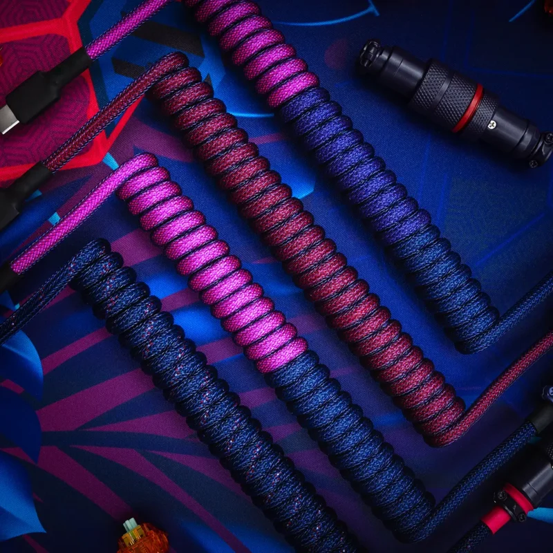 Lebendige Spiralkabel über USB C Bunte GMK Laser-Tastaturkabel weisen ein kompliziertes Geflecht auf, das mit einer Mischung aus USB-C- und Pilotenanschlüssen ausgestattet ist. Jede Spule ist auf Langlebigkeit und Stil ausgelegt.