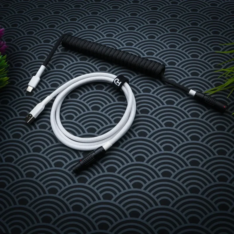 Câble spiralé blanc et noir USB-C aérien Un câble de clavier GMK Wob élégant, doté d'un design en paracorde blanche spiralée, de connecteurs USB-C et aviateur, et d'une gaine thermorétractable de qualité pour une meilleure durabilité.