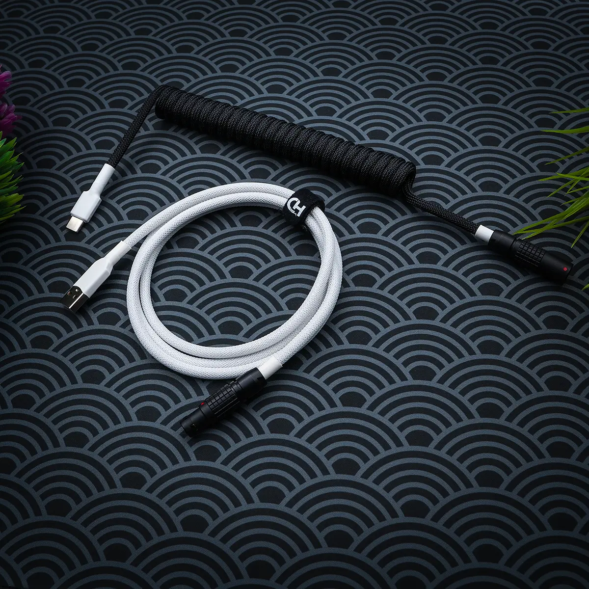 Weißes schwarzes Spiralkabel über USB C Ein elegantes GMK Wob-Tastaturkabel mit weißem Spiral-Paracord-Design, USB-C- und Pilotenanschlüssen und hochwertigem Schrumpfschlauch für Langlebigkeit.
