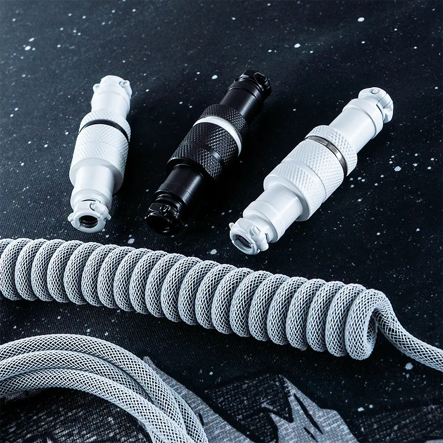 Weiß, schwarze Steckverbinder, Spiralkabel über Kopf Spiralförmiges graues Tastaturkabel mit abnehmbaren USB-Anschlüssen in Schwarz und Weiß. Strapazierfähiges Paracord und strukturiertes Finish verbessern die Qualität.