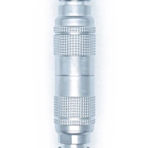 Ein silbernes Yc8-Metallwerkzeug mit gerändelten Griffen und zylindrischen Enden ist vertikal auf weißem Hintergrund dargestellt. Es handelt sich um ein Präzisionshandwerkzeug, das wahrscheinlich als Verbindungsstück oder Kupplung verwendet wird.